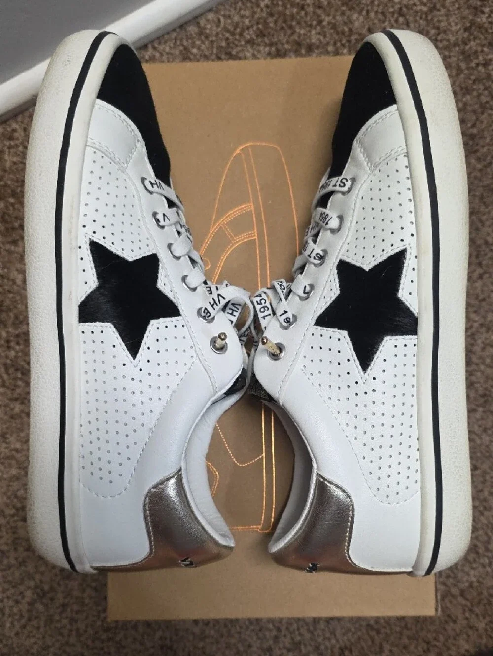 Vintage Havana White and Black Fashion Sneakers - Size 8